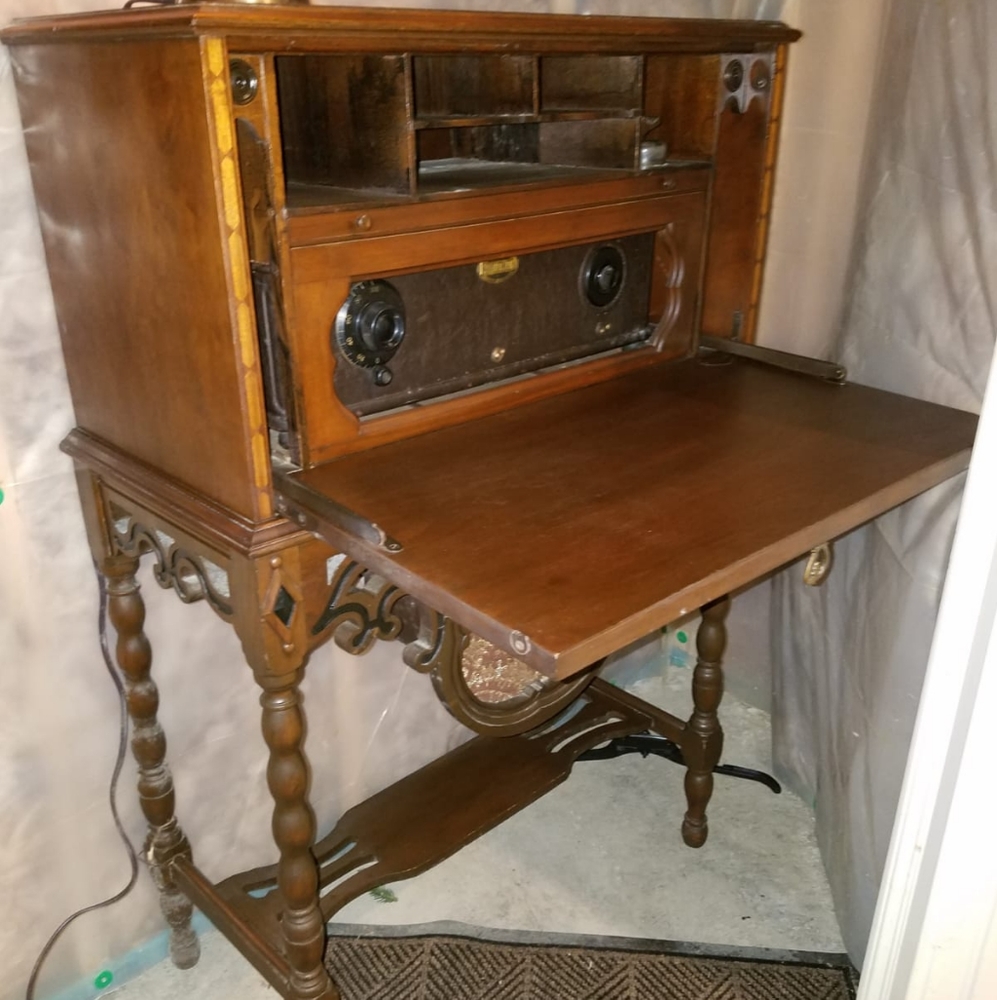 Radio Table Walnut